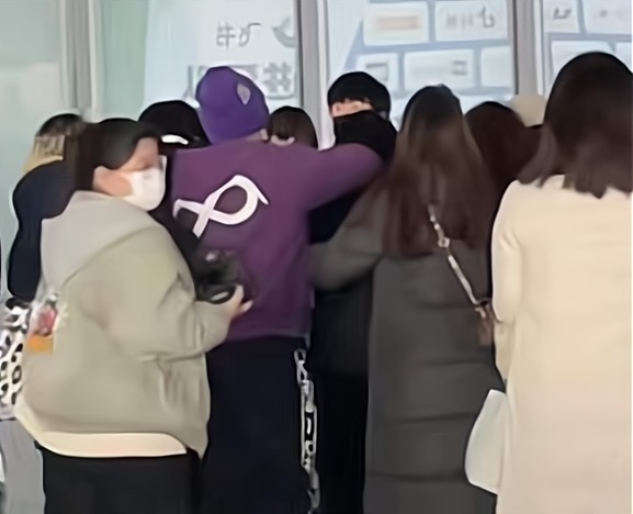 球员们|太过分!国乒帅哥回北京遭围堵,女粉丝怼脸拍,世界冠军全程黑脸