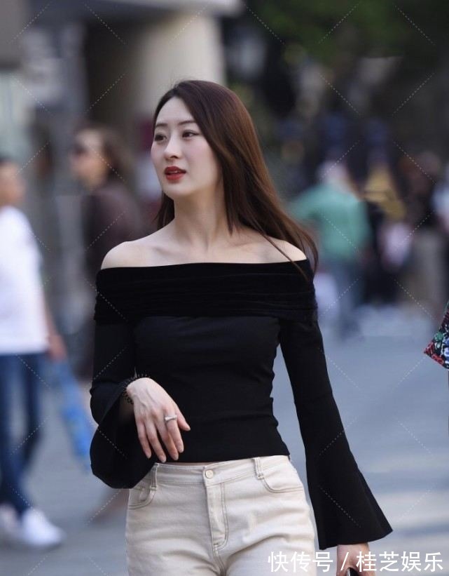 牛仔裤 鞋头长毛了还不舍得扔,搭配一字肩和米色牛仔裤,时髦感清新脱俗