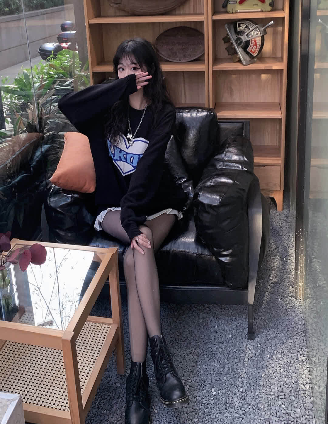 毛衣 婀娜多姿的小姐姐, 一件黑色宽松毛衣配超短裙, 性感又摩登