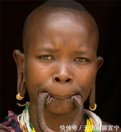 非洲!非洲一神秘部落,女孩10岁开始切嘴唇装盘子,盘子越大越好看
