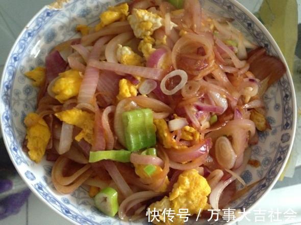 洋葱配此物一起炒,每天一盘,胃口好了,个子越长越高,早知早好