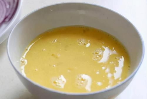 最近,洋葱这做法火了,放2个鸡蛋下锅一煎,香软酥脆清爽好吃