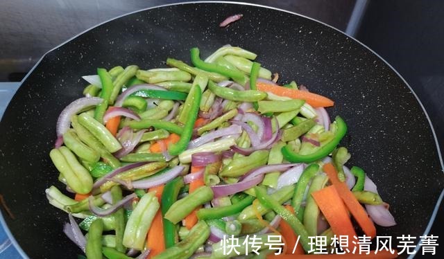豆角排骨|下雨天最适合吃排骨豆角一锅出！