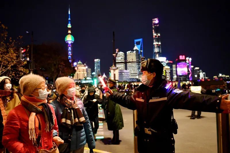 烟花|绝美！上海第一缕阳光刷屏，迪士尼新年烟花上热搜！跨年夜的上海人有多能买？看完惊了→