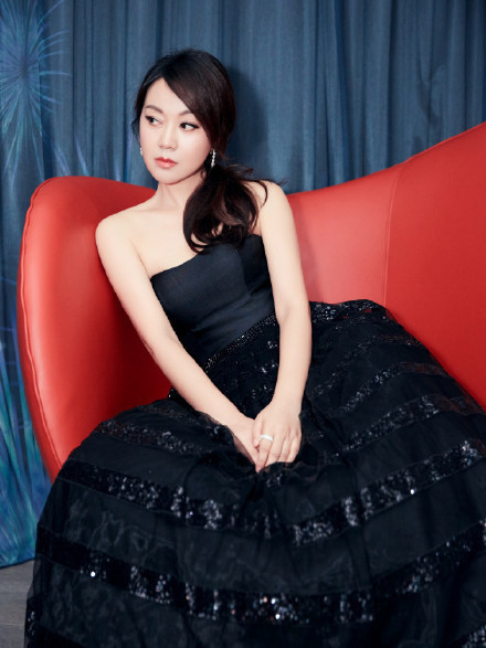 大幂幂 女人40别总披头散发,很显老,试试这4款发型,气质好到让人羡慕