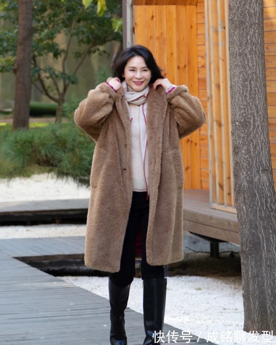 裤装|时髦又养眼,这位中年妈妈真会穿,从款式到搭配,既减龄又有品位