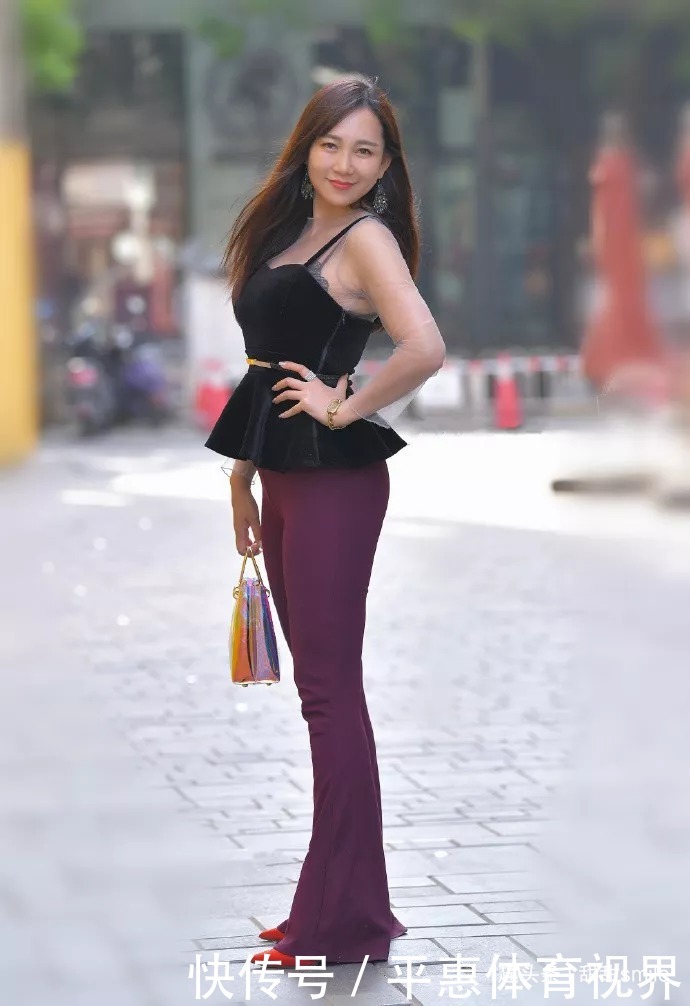 美女脚上搭配上一双尖头高跟鞋,绸缎的鞋面看上去十分的高贵