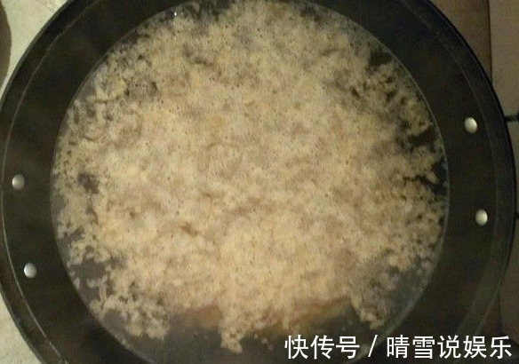 小伙带女友回农村老家,准公公特意做了个拿手菜,姑娘一口不吃