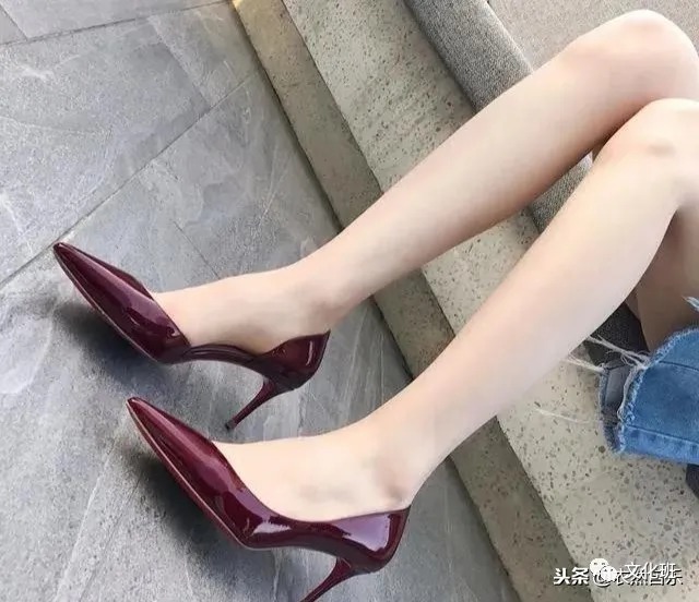 性感|尖头高跟鞋女人味十足,大女人打扮让你更加出众