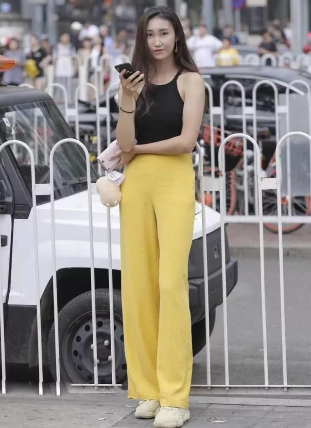 高跟鞋|街拍美女：小姐姐性感的露脐装搭配“香蕉”裤，莫名的诱人