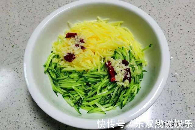 清洗干净|夏季，我常吃这2样，擦丝加料简单一拌，5分钟端上桌，低脂还美味