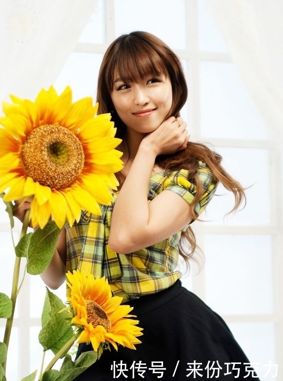向日葵|街拍:小姐姐笑的像向日葵般灿烂