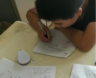 解题|“学霸草稿纸”火了,老师坦言孩子自不自律,看草稿纸就懂了