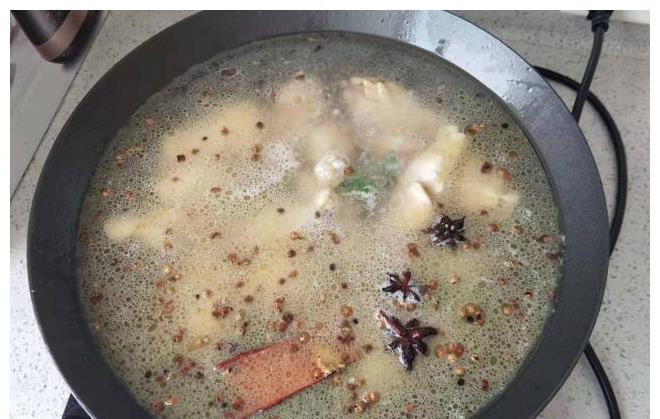 美味|入口即化肉质鲜嫩的卤鸡翅根，做法简单又美味，老公孩子抢着吃