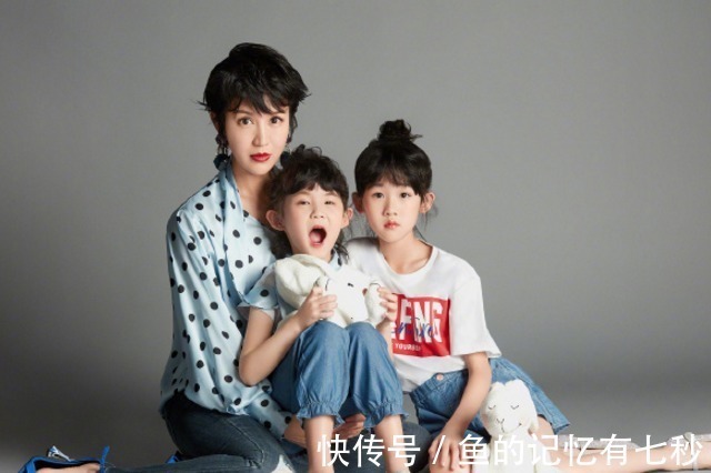 筷子腿|陆毅大女儿“筷子腿”抢镜，但妹妹近照曝光，才知啥叫“漫画脸”