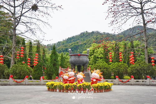 岭南四大名山之一，风景秀丽，顶有一湖终年翠绿如宝石