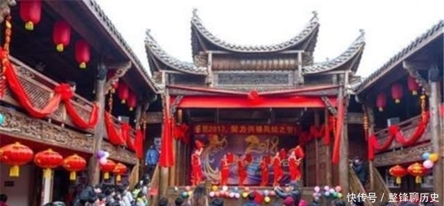 古代没有音响，观众如何听清戏台上的声音？古人已有声学考量