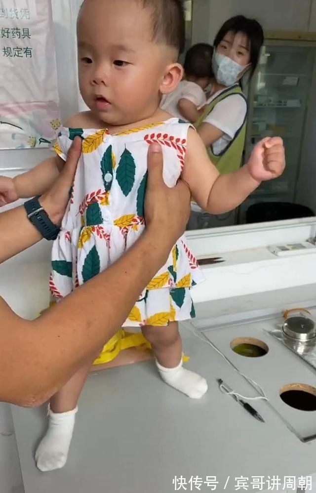 宝宝|爸爸带宝宝去打针,宝宝企图“装睡”蒙混过关,爸爸叫醒方式亮了