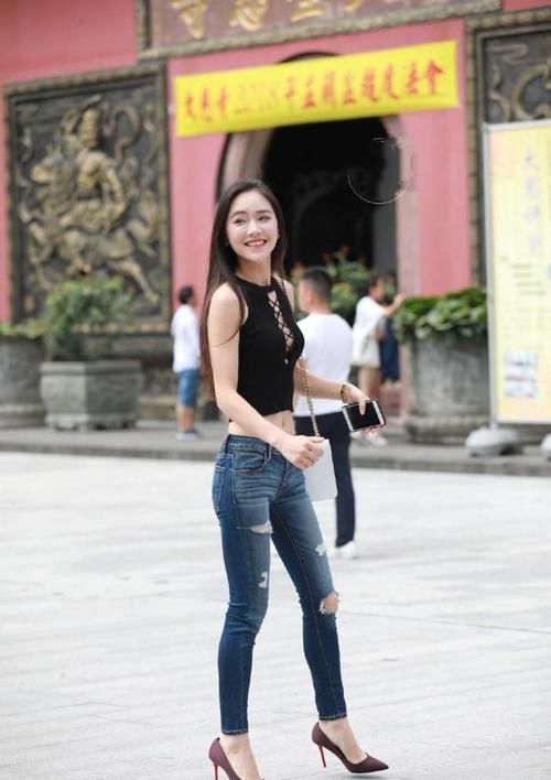 性感|性感美女,身穿破洞牛仔裤,时尚大方有个性!