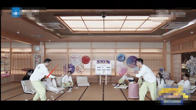 游戏|蔡徐坤郑恺录综艺时公然玩手机,还多次走神,被网友批评不敬业