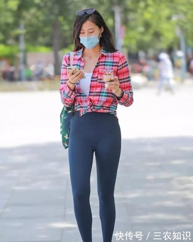 丰腴 丰腴紧致的瑜伽裤美女,显得风度翩翩,高雅气质!