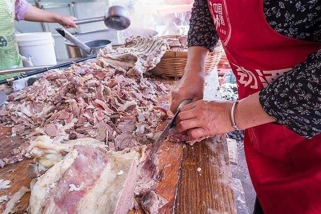 夫妻俩|夫妻俩大集上卖羊肉汤,20元一碗,老乡们每天吃掉8只羊