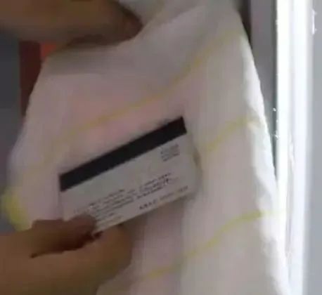 冰箱胶条又脏又黑？一个小绝招，立马干净如新