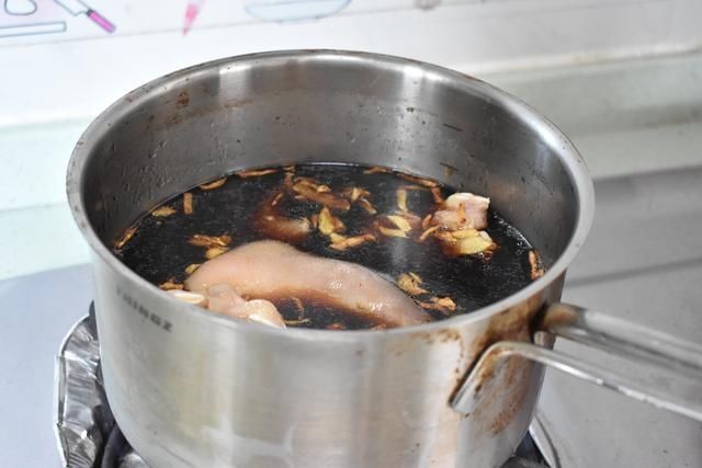 桂皮|猪身上这肉柔韧又脆富含胶质，先卤后炒味道鲜香，美容下酒棒极了