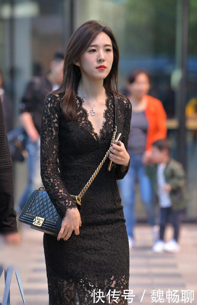 街拍提升优雅感的蕾丝短裙，你穿上也能美的出众