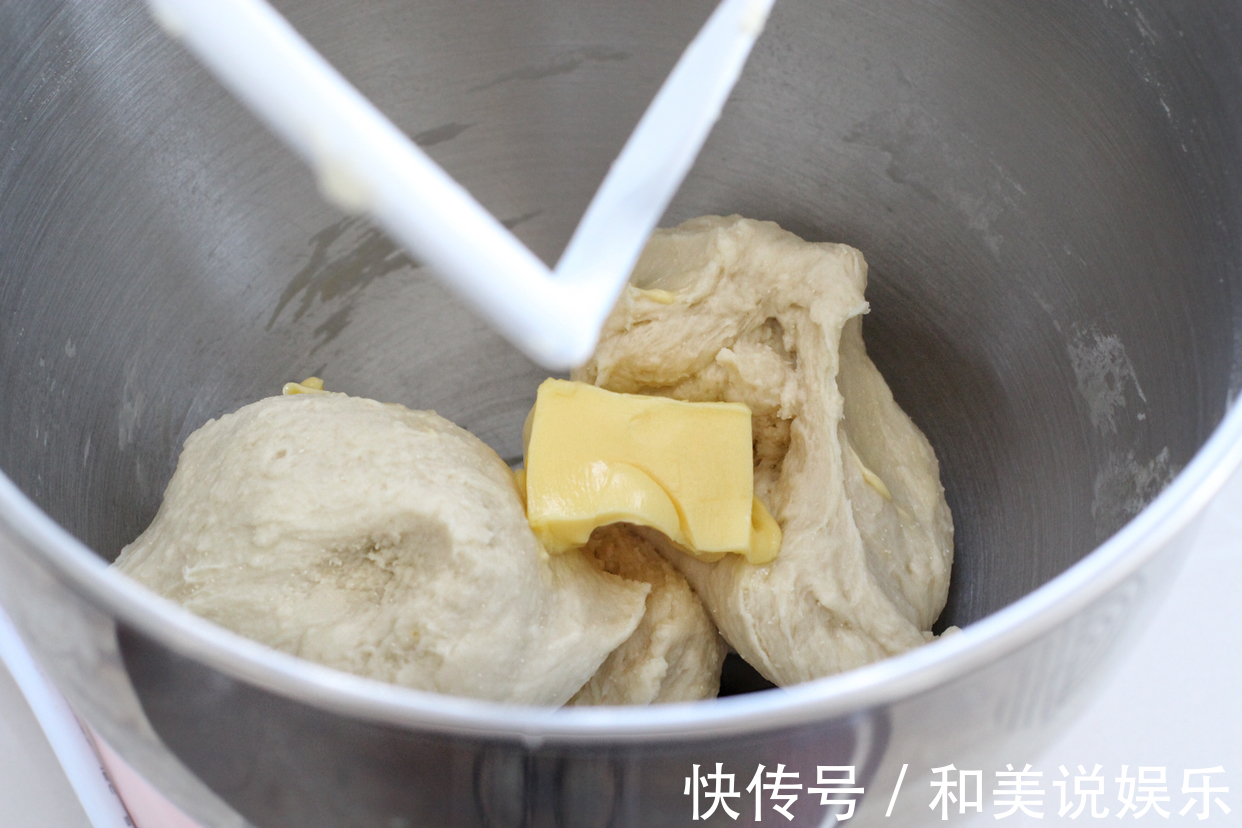 吃腻了甜面包换个口味,加点葱花和肉松,还没出炉就已经香飘满屋