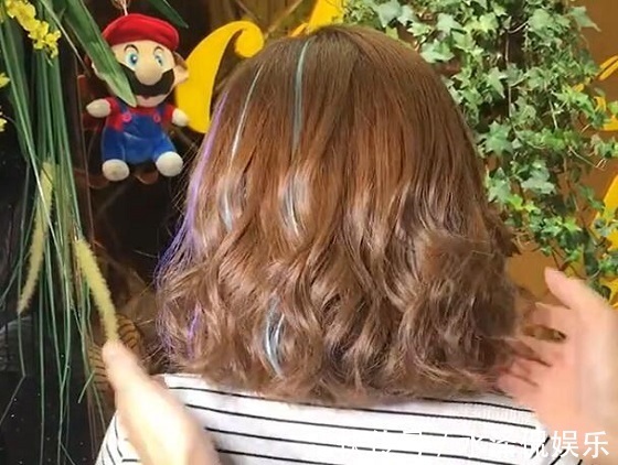 美的 40岁的发型师忠告女人50岁后，头发越短越卷，越卷越小