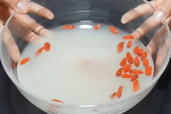 回家|枸杞买回家不要直接吃,干货店老板教我一招,枸杞吃的干净又卫生