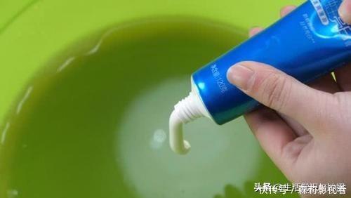 今天才知道，擦玻璃还有这么个窍门，不用一滴水，干净明亮没水渍