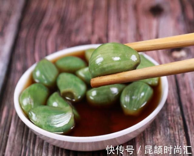 腌制|腌腊八蒜,别直接加醋泡!牢记4点,1天变绿,酸香脆爽,超简单