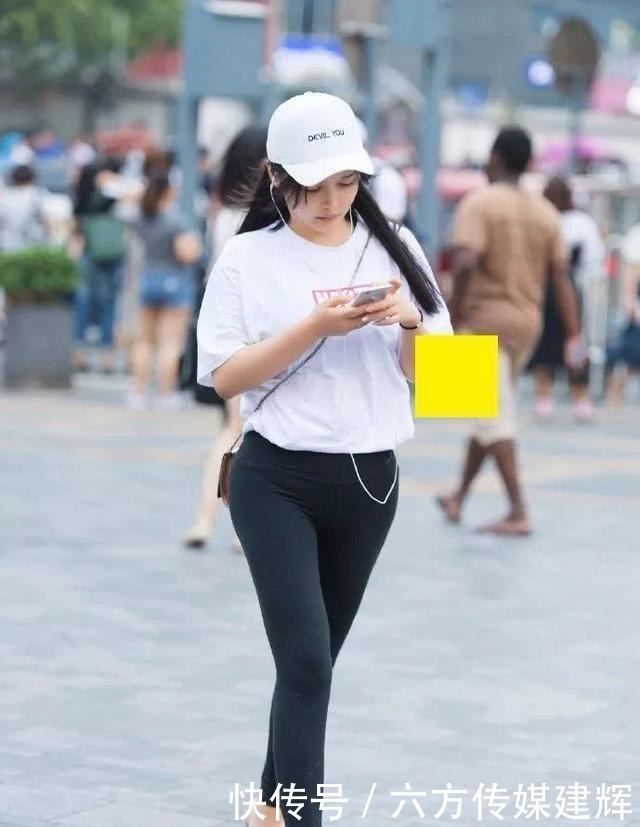  养眼|瑜珈裤+高跟鞋，小姐姐经典黑白搭配时尚，养眼