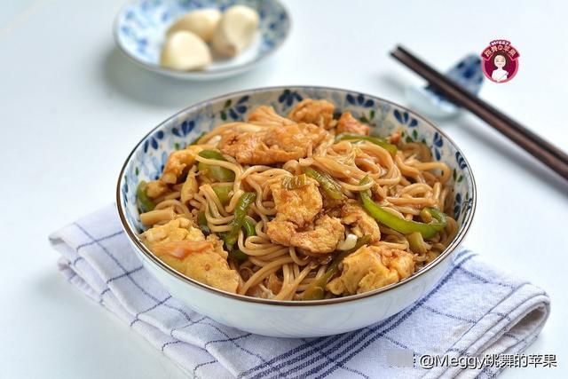 保鲜袋|夏天犯懒不爱做饭，10分钟搞定1锅鸡蛋青椒炒面，全家如狼似虎