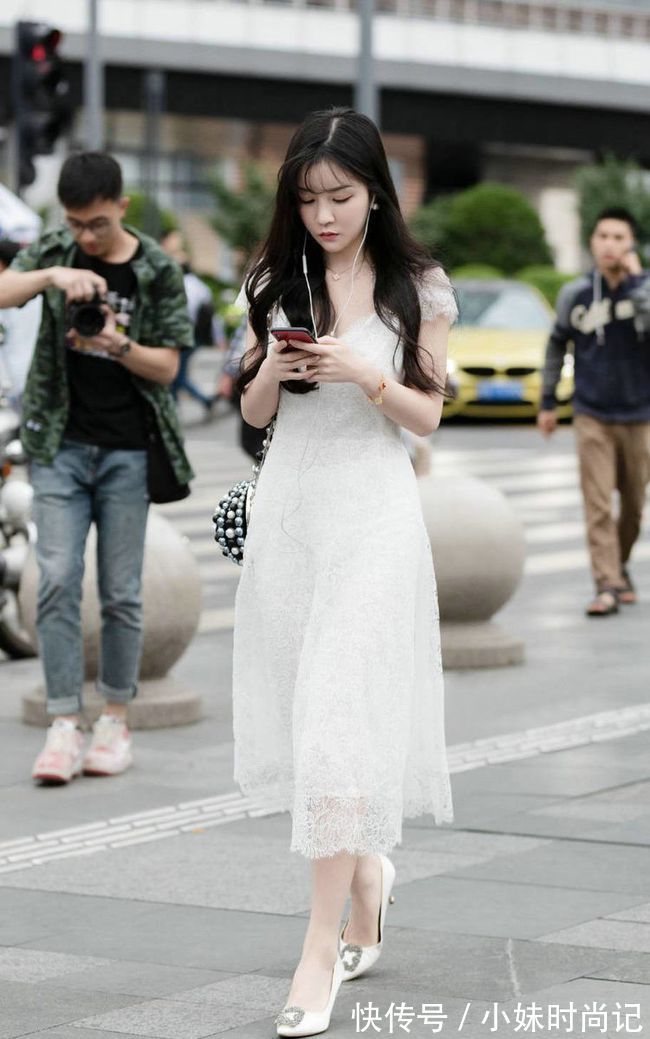 蕾丝|街拍美女:身材样貌出众的美女,白色连衣裙搭配白色高跟鞋