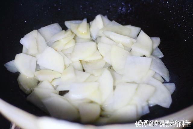 土豆别再炒土豆丝了,这种做法才是孩子最爱的,炒一盘都不够吃
