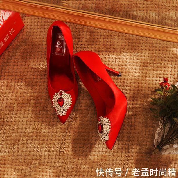 一字扣 红色高跟鞋可不能乱穿哦!一不小心就会变成土鳖