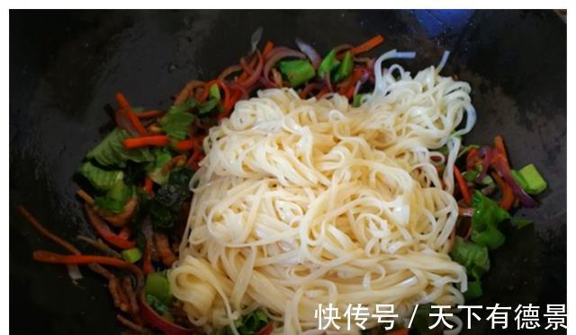 翻炒均匀|炒面最好吃的做法，一勺老干妈，滴几滴香麻油，每一根都香气扑鼻