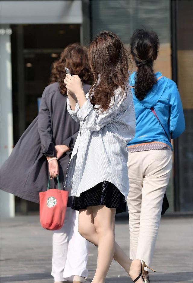 秋天 黑色的短裙,搭配竖条格的白色衬衫,脚下一双尖头细跟凉拖