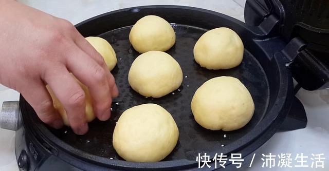 家常|面粉这样做太香了，不用烤不油炸，比吃面包还香，一次8个不够吃