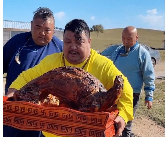 恩克近況堪憂，臉上浮現“黑斑”、痘痘，做青菜招待客人