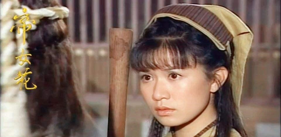 千险!金庸在小说里将她美化, 现实中她却凄惨无比, 死时还怀着身孕