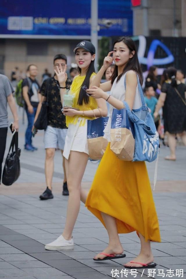 美女|街拍：气质大方的美女，灰色休闲装搭配牛仔裤，展现的腿部修长纤细
