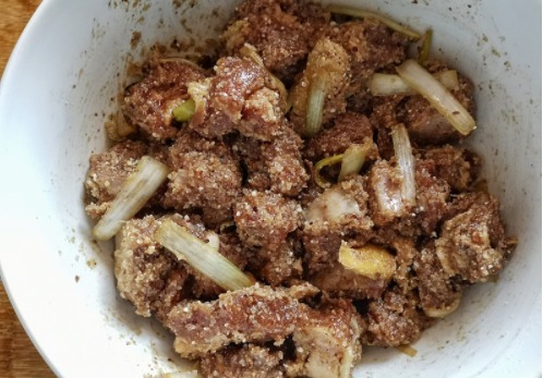 用它蒸排骨,比用土豆和红薯好吃,粉糯又开胃,每次都比肉先吃完