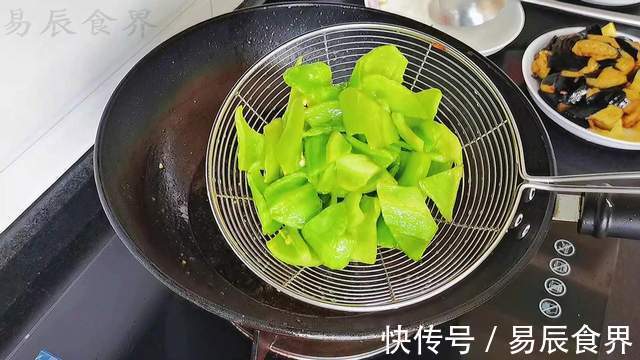茄子土豆青椒,又一道东北名菜地三鲜,请叫它素菜领袖-地三鲜