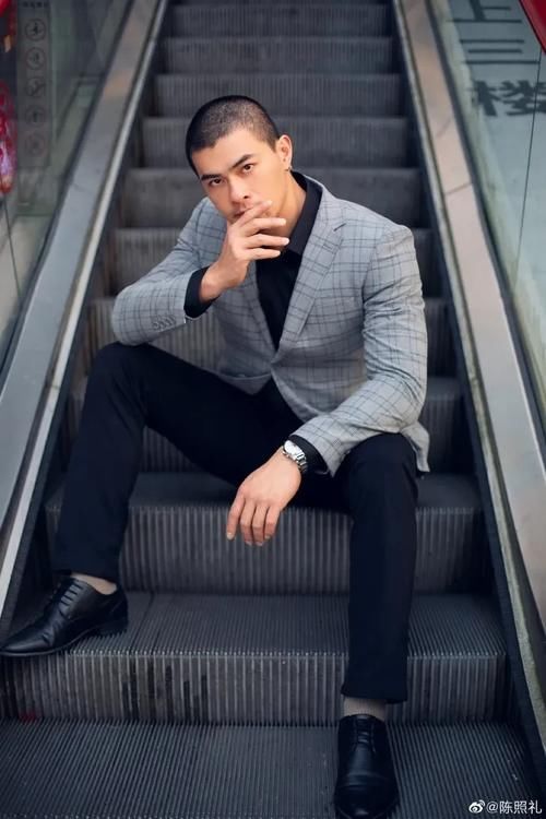 肌肉新郎婚礼现场脱衣引发尖叫，网友都在馋他身子….