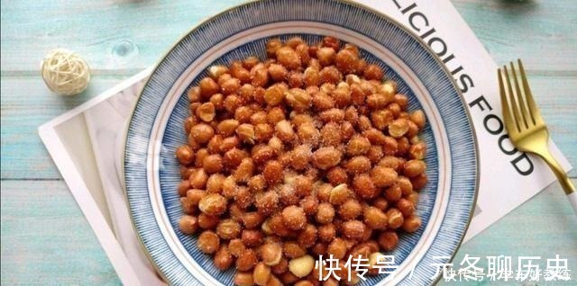 饭店|炸花生米时，撒盐撒酒都不对，饭店大厨放点它，30天不回潮