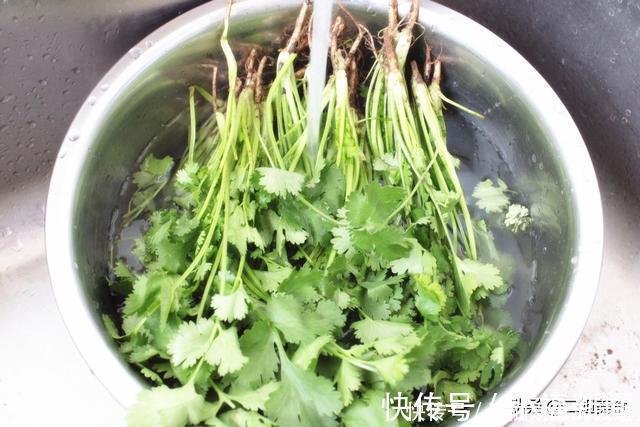 保存香菜不用放冰箱,也别晒干,教您一招,放一个月都不坏